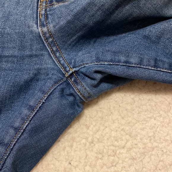 H&M Light Wash Mid-rise Skinny Jeans - Picture 5 of 6
